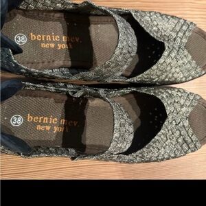 Bernie Mev New York Textured Woven Sandals - Black and Gray